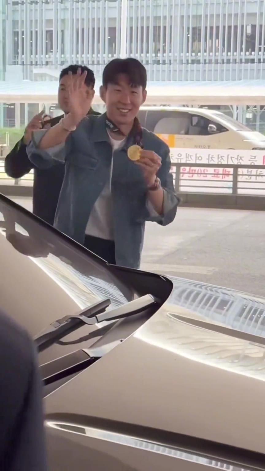 衣錦還鄉(xiāng)！孫興慜返回韓國(guó)，眾多女球迷讓其把歐聯(lián)獎(jiǎng)牌戴上