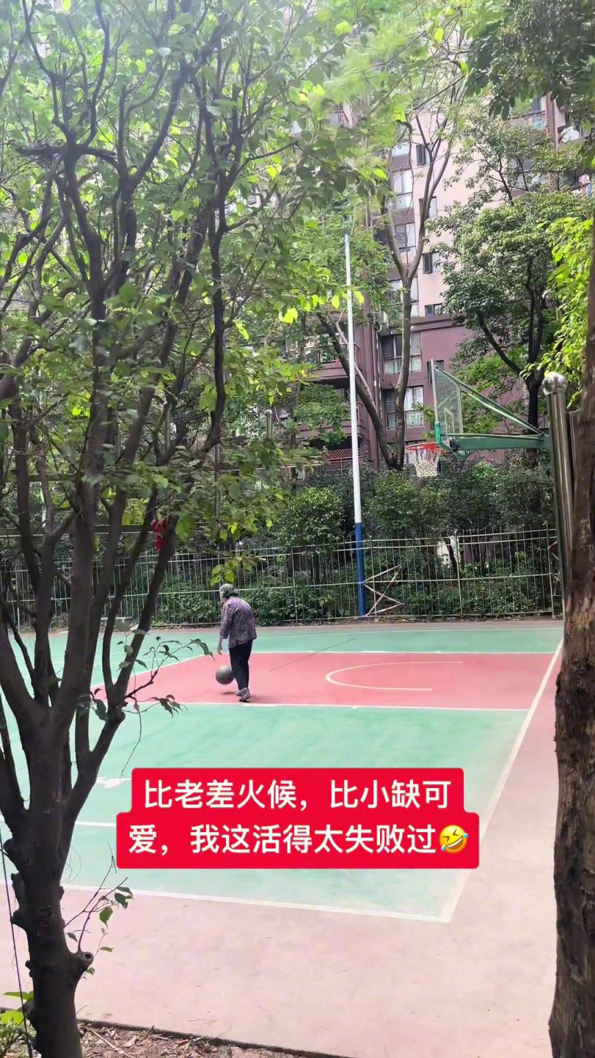 這阿婆單手一投一個(gè)準(zhǔn)，姜還是老的辣