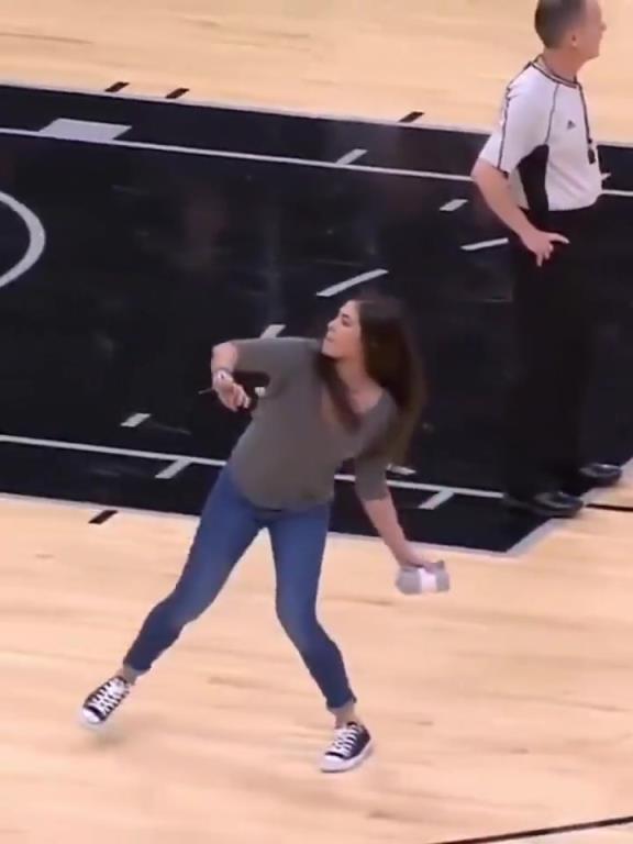 不愧是美國女籃主力，普拉姆的力量太嚇人了