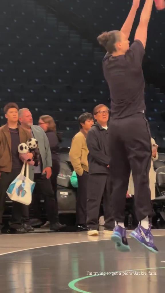 71歲成龍現(xiàn)身巴克萊中心看女籃比賽：她們投籃怎么那么準(zhǔn)！??！