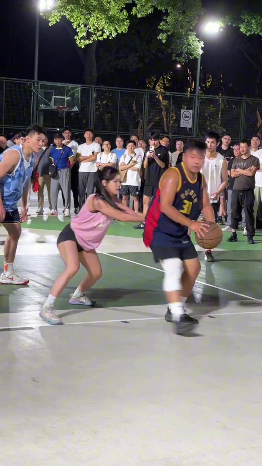 這哥們看見防自己的是女生，一個(gè)勁背打，球也不傳了